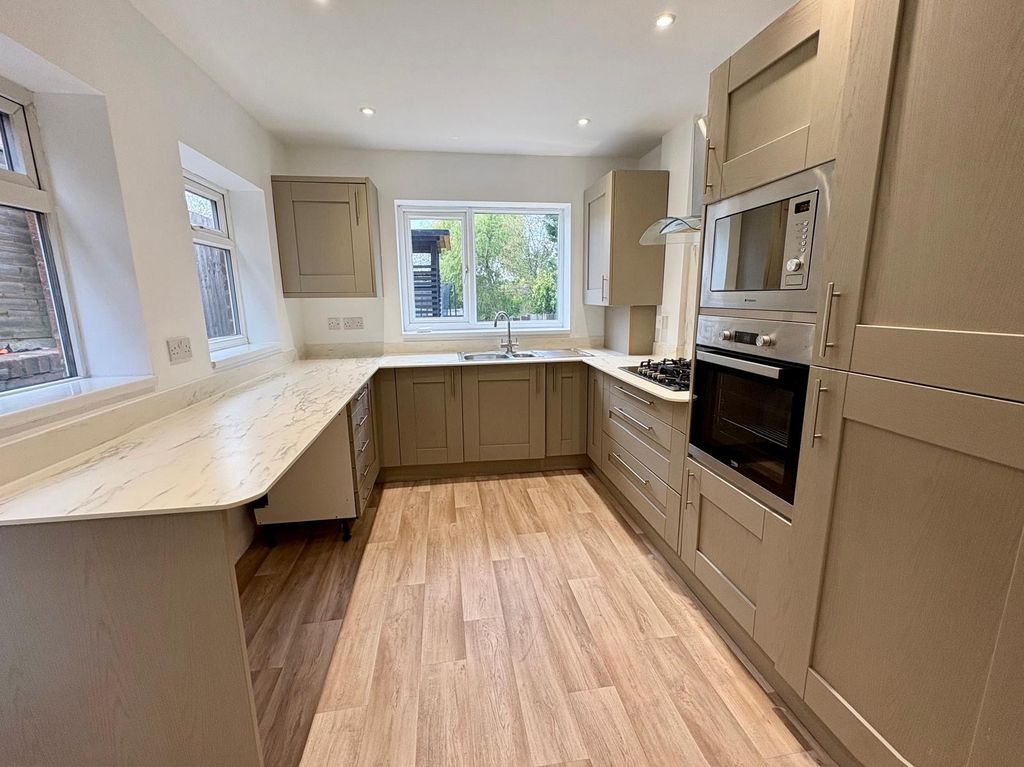 Property photo 3 of 11 Kitchen