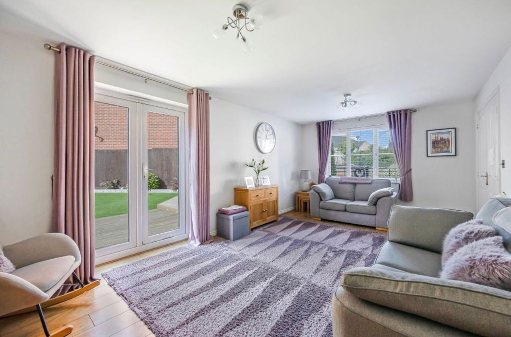 Property photo 2 of 16 33Melstocklounge