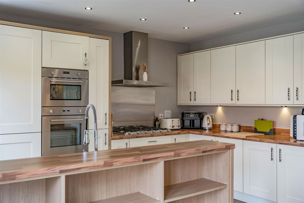 Property photo 3 of 52 Manorroad_28.Jpg