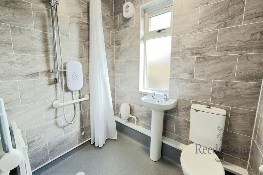 Property photo 3 of 14 Bathroom