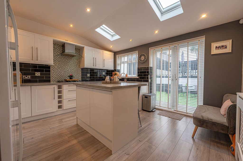 Property photo 2 of 29