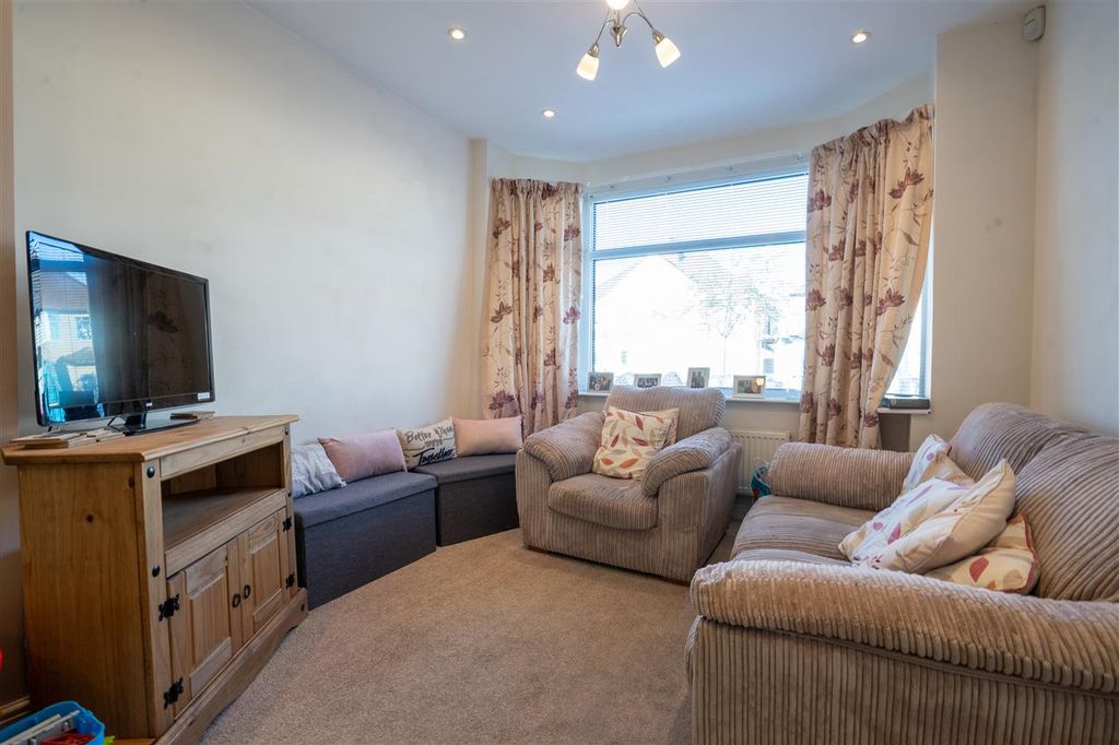 Property photo 2 of 22 Through Lounge