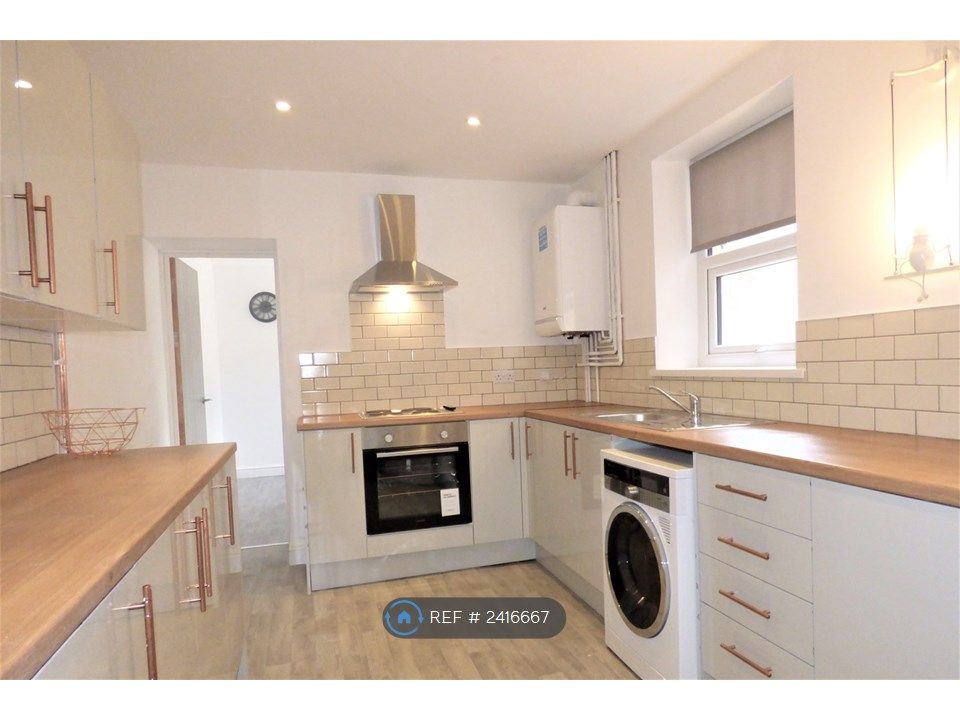 Property photo 3 of 11 Kitchen