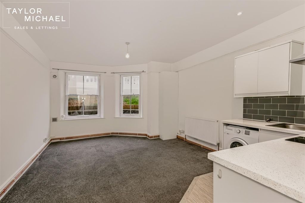 Property photo 3 of 10 Studio