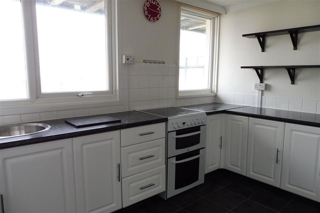 Property photo 2 of 7 Kitchen