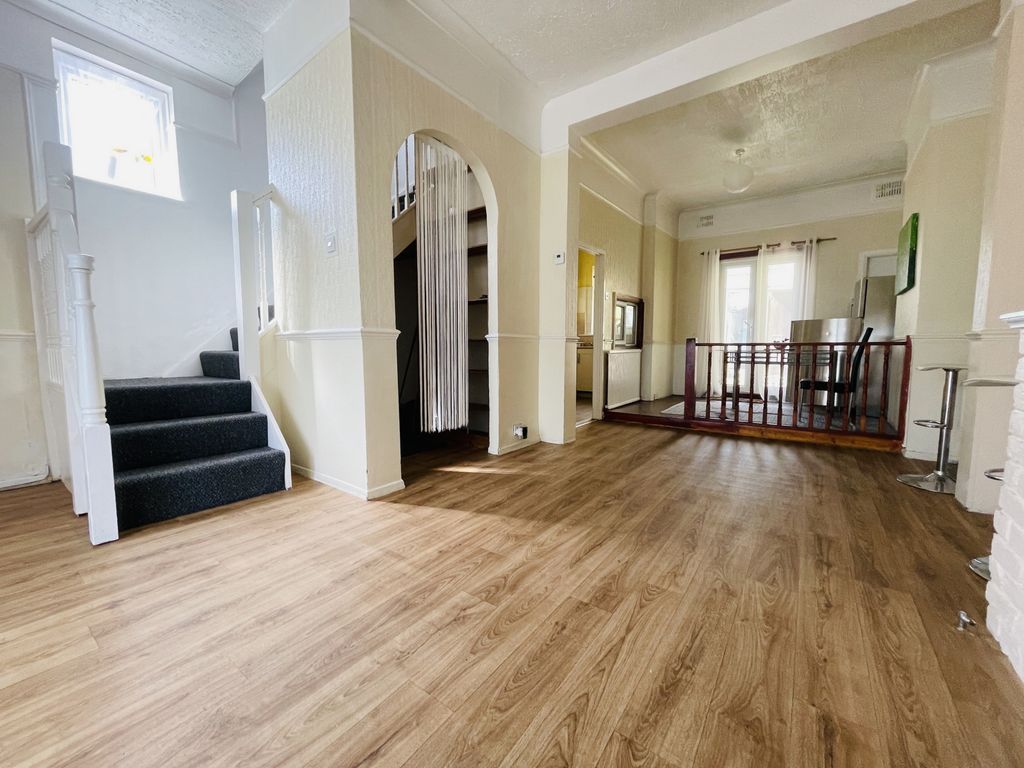 Property photo 1 of 13 Photo 8