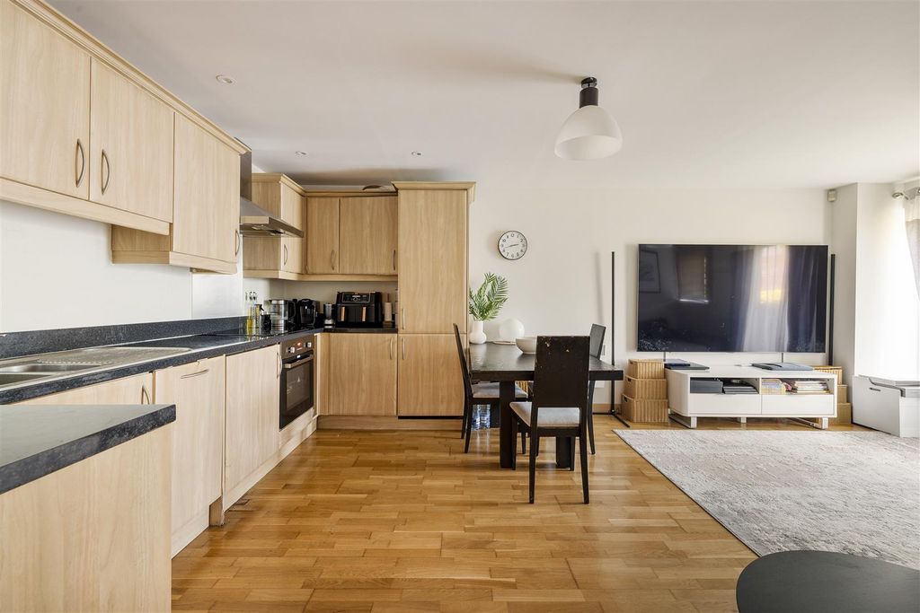 Property photo 3 of 15 Mornington Road, Ig8