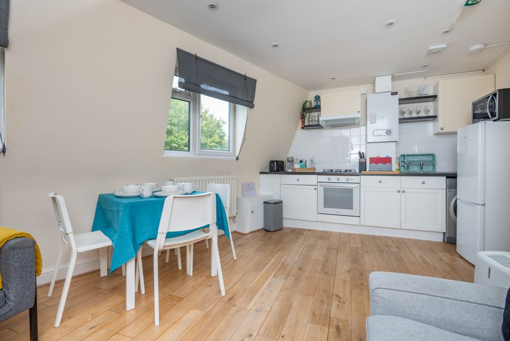 Property photo 2 of 8 Kitchen 3