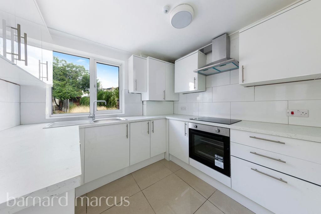 Property photo 2 of 12 Kitchen