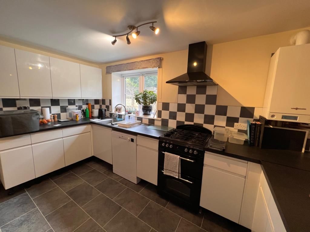 Property photo 3 of 10 Kitchen