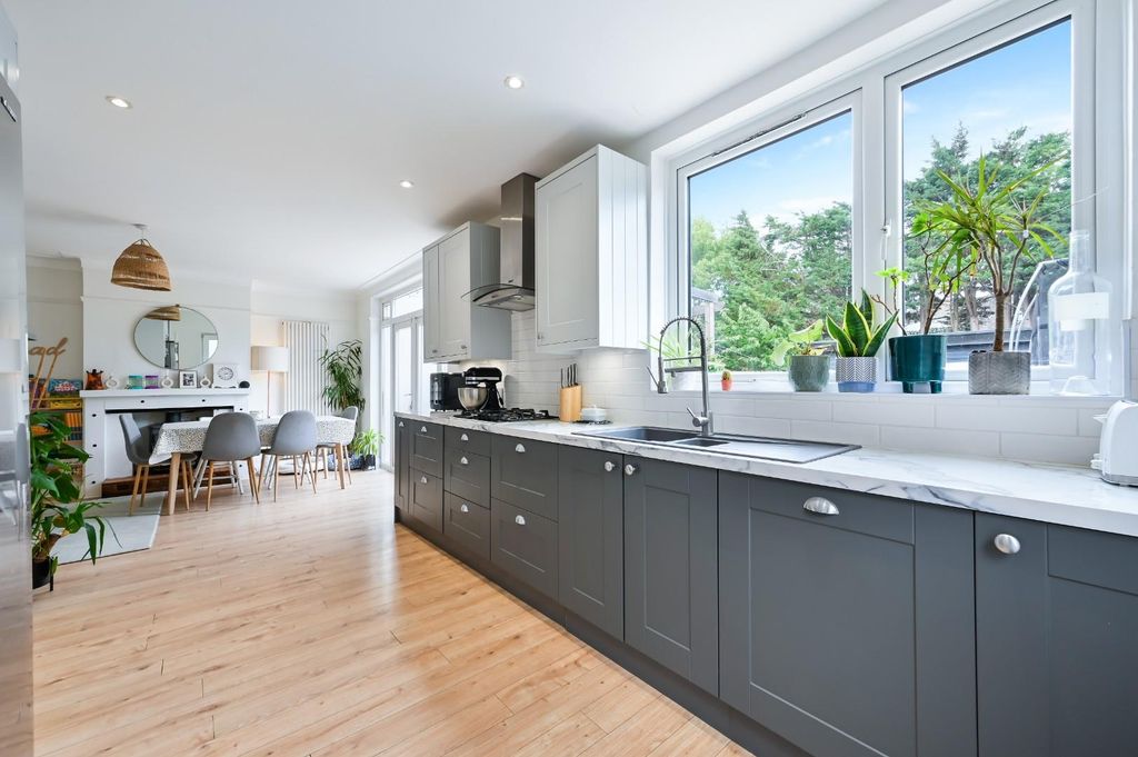 Property photo 2 of 21 Gosfield Road