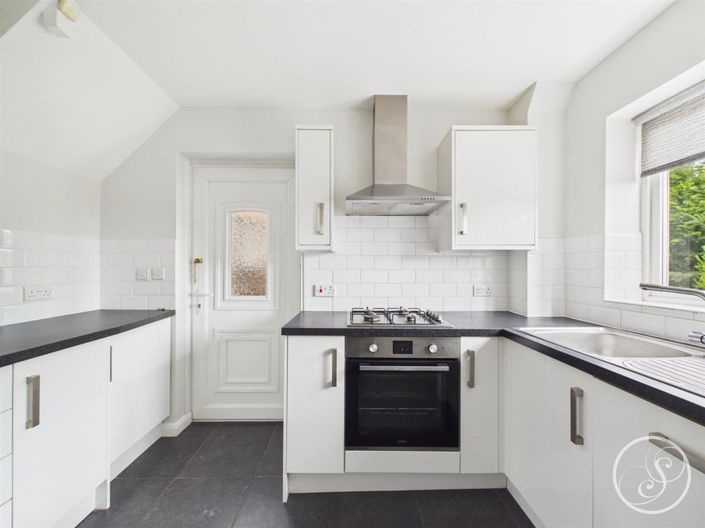 Property photo 3 of 19 Kitchen