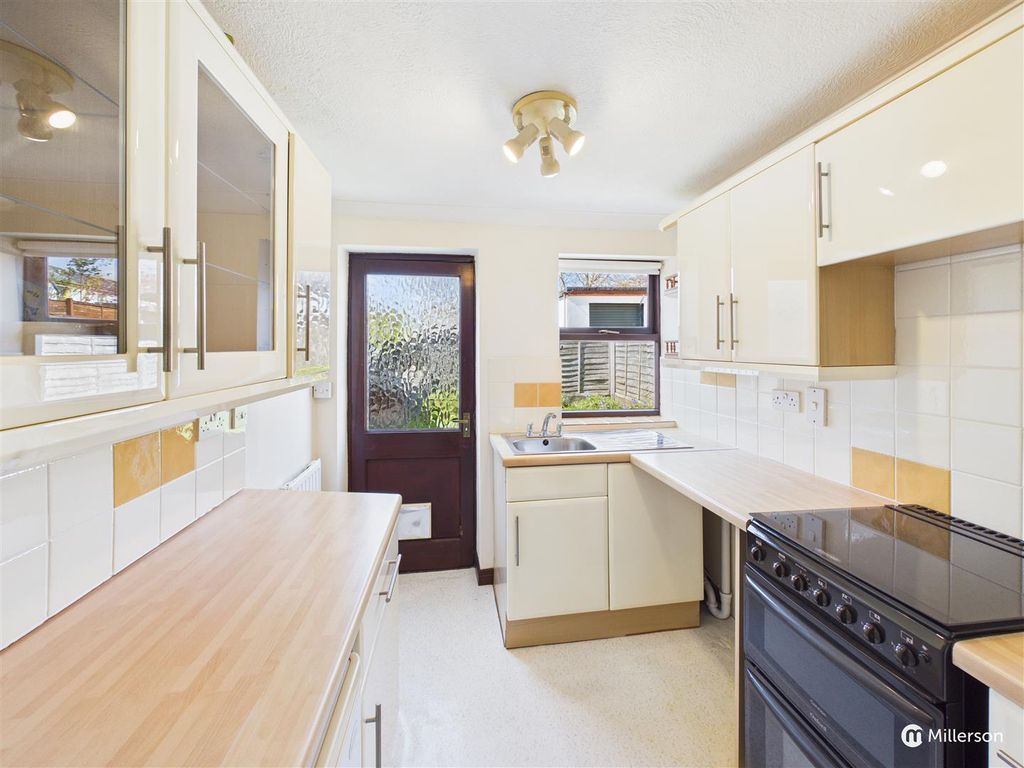 Property photo 3 of 18 Kitchen