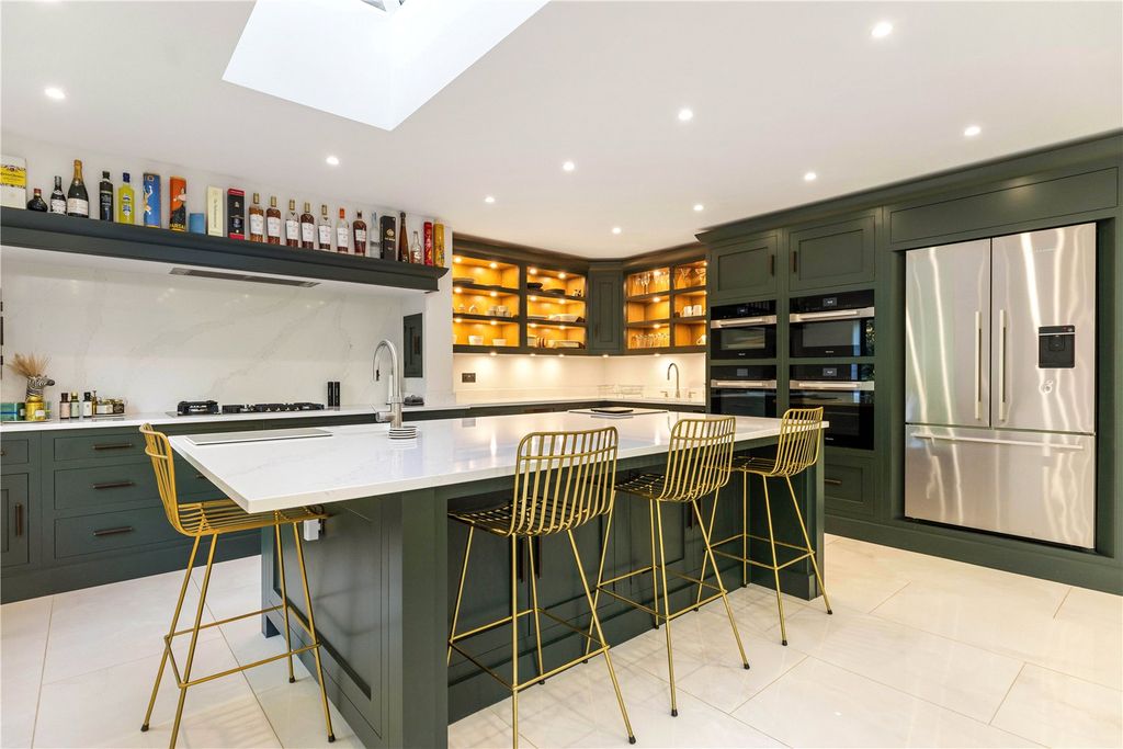 Property photo 3 of 19 Kitchen/Breakfast