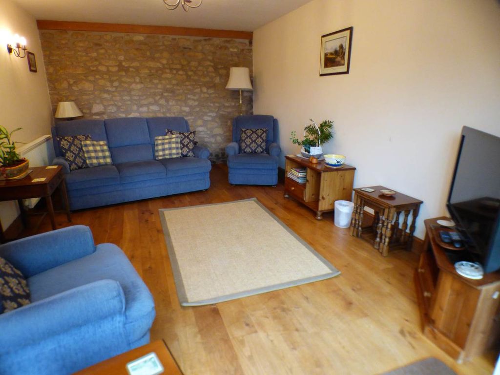 Property photo 3 of 10 Lounge