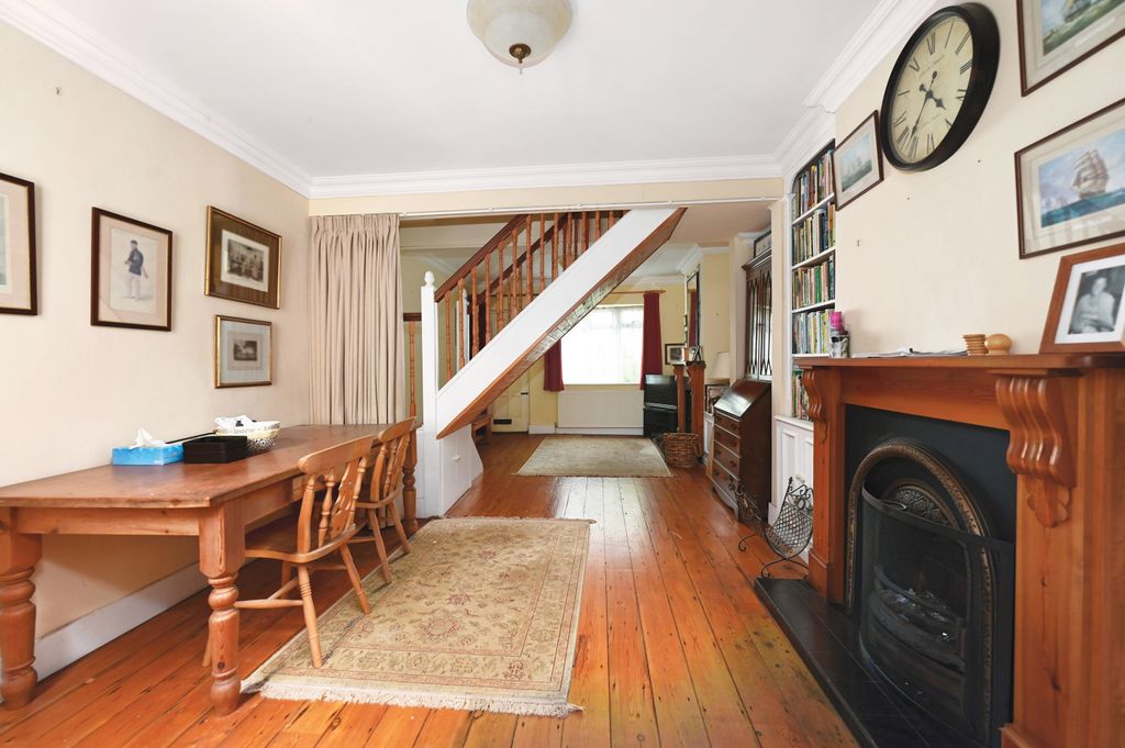 Property photo 2 of 7 8 Green Lane (8)