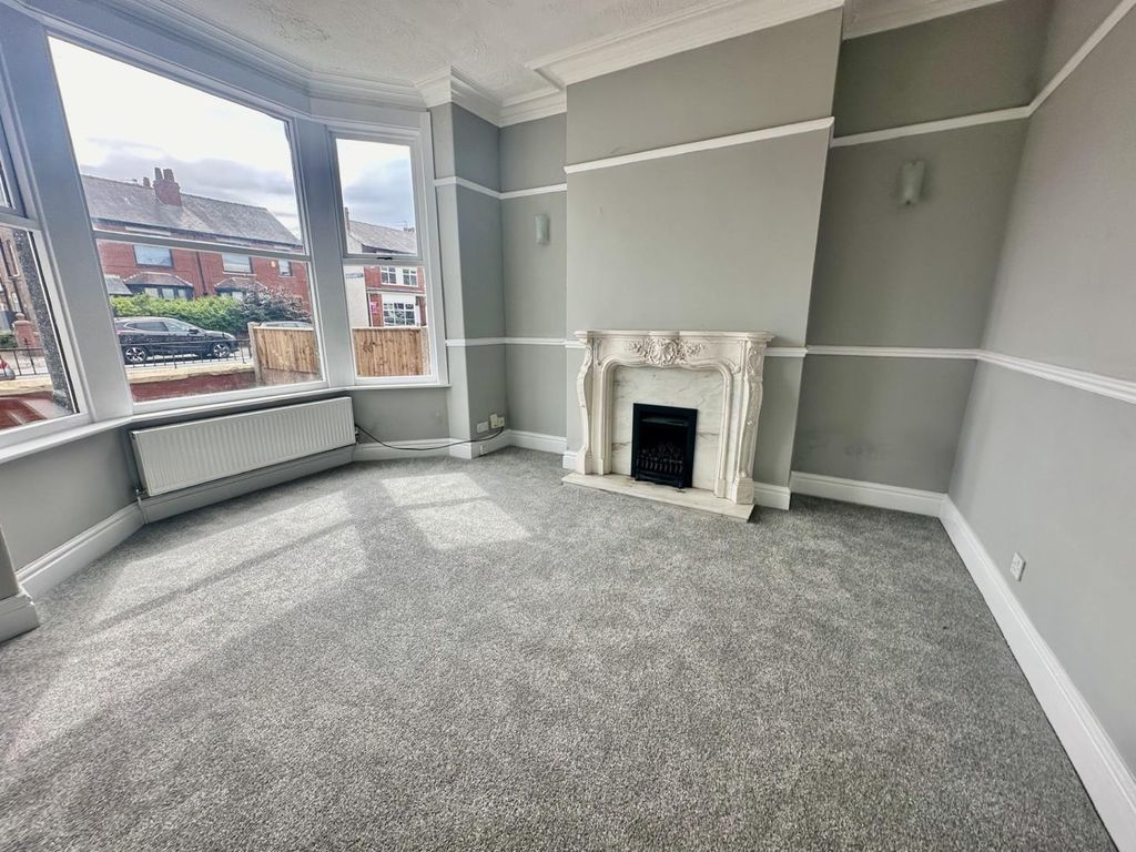 Property photo 2 of 8 Lounge