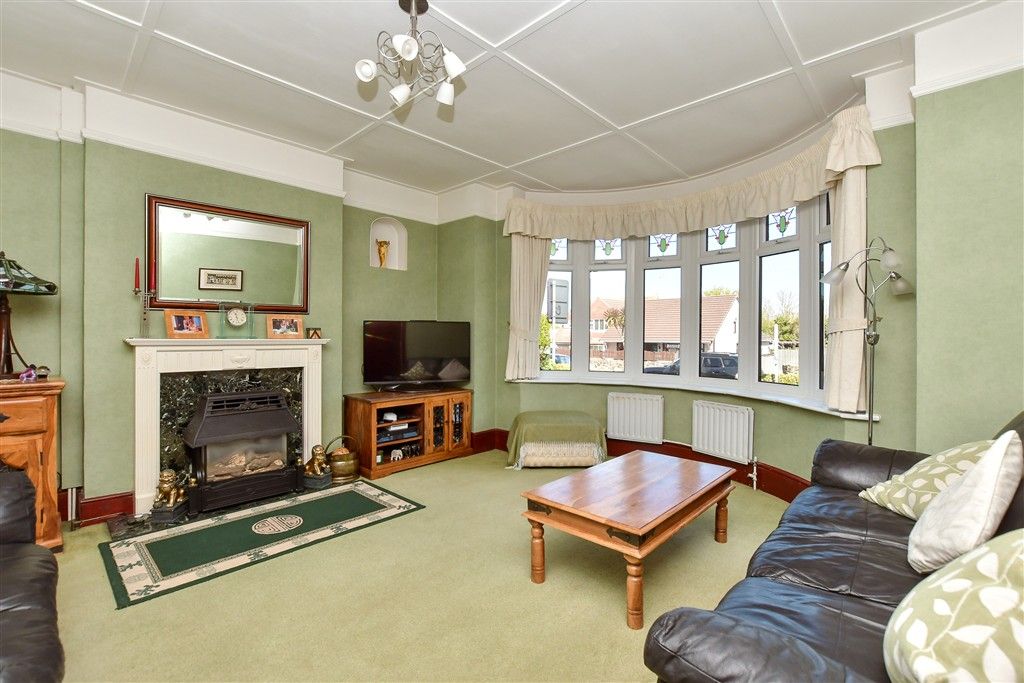 Property photo 2 of 17 Lounge