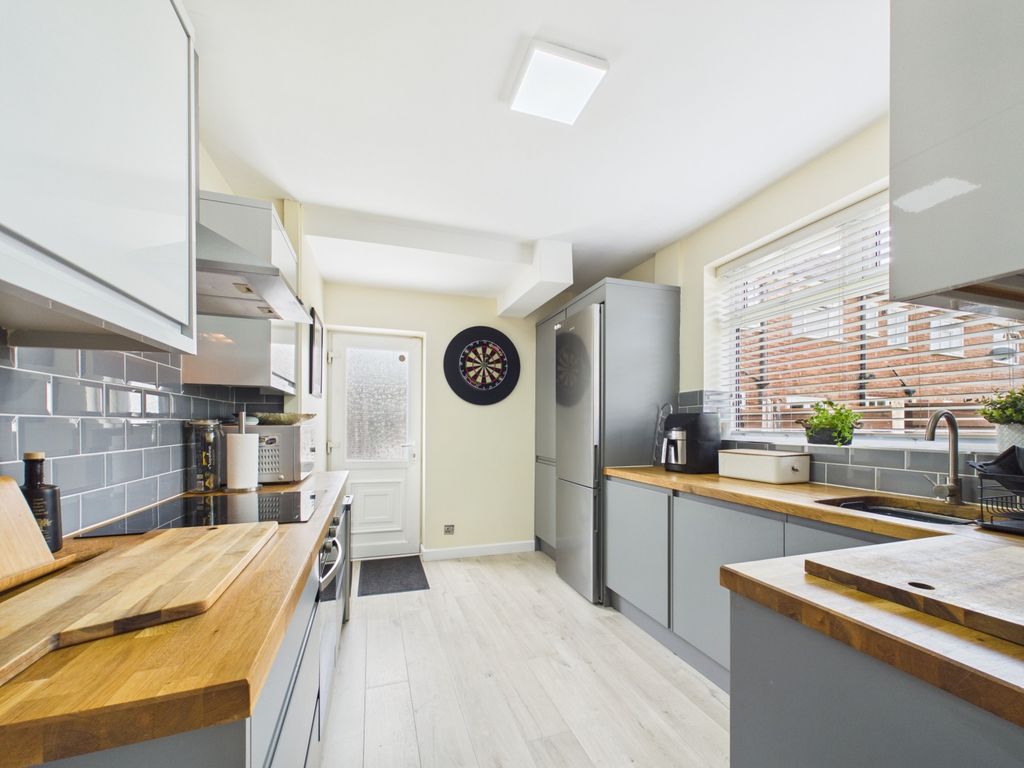 Property photo 2 of 13 Yewtree Lane - Ewemove - Kitchen