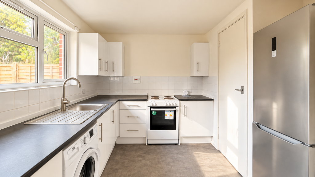 Property photo 2 of 12 Kitchen