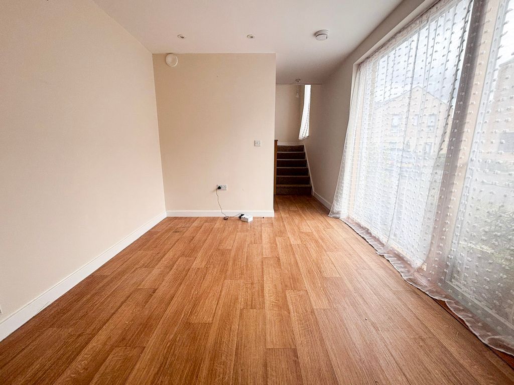Property photo 2 of 21 Entrance Hall