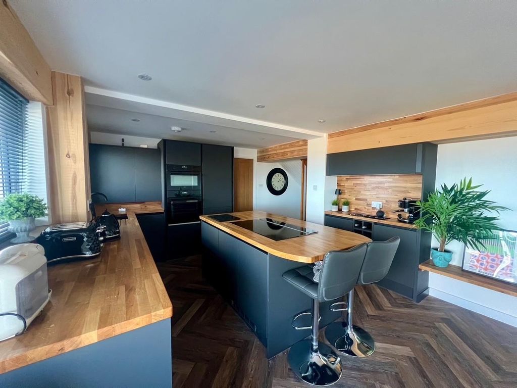 Property photo 1 of 18 Kitchen 2.Jpg