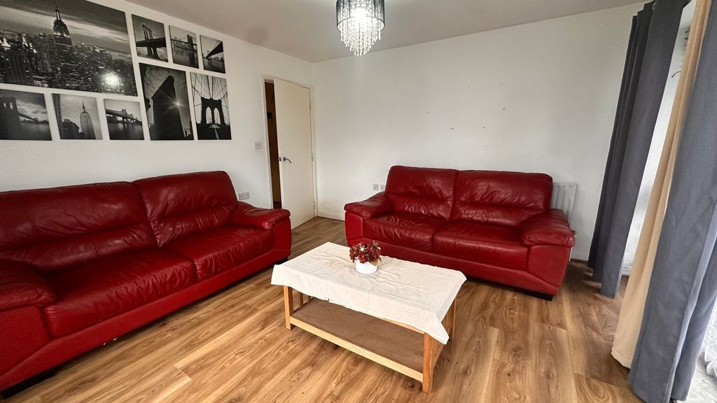 Property photo 3 of 8 Lounge 2