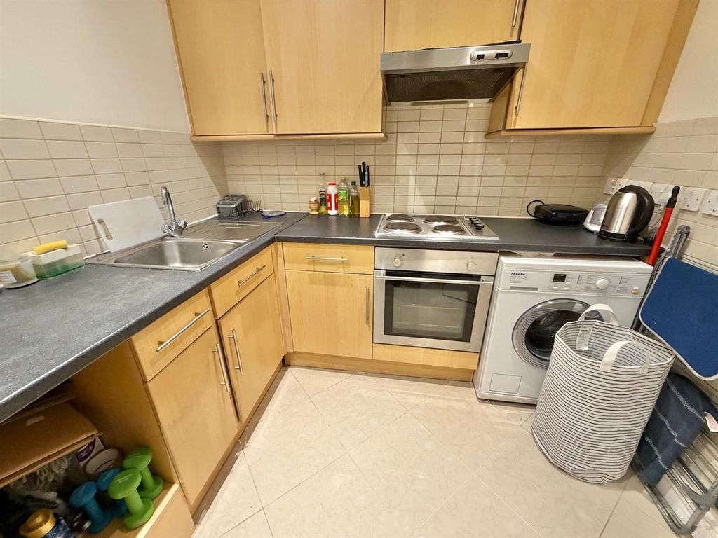 Property photo 3 of 6 Kitchen..Jpeg
