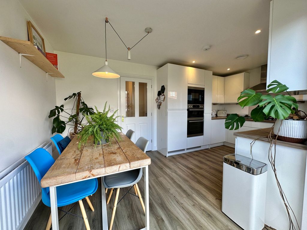 Property photo 3 of 20 Dining Kitchen