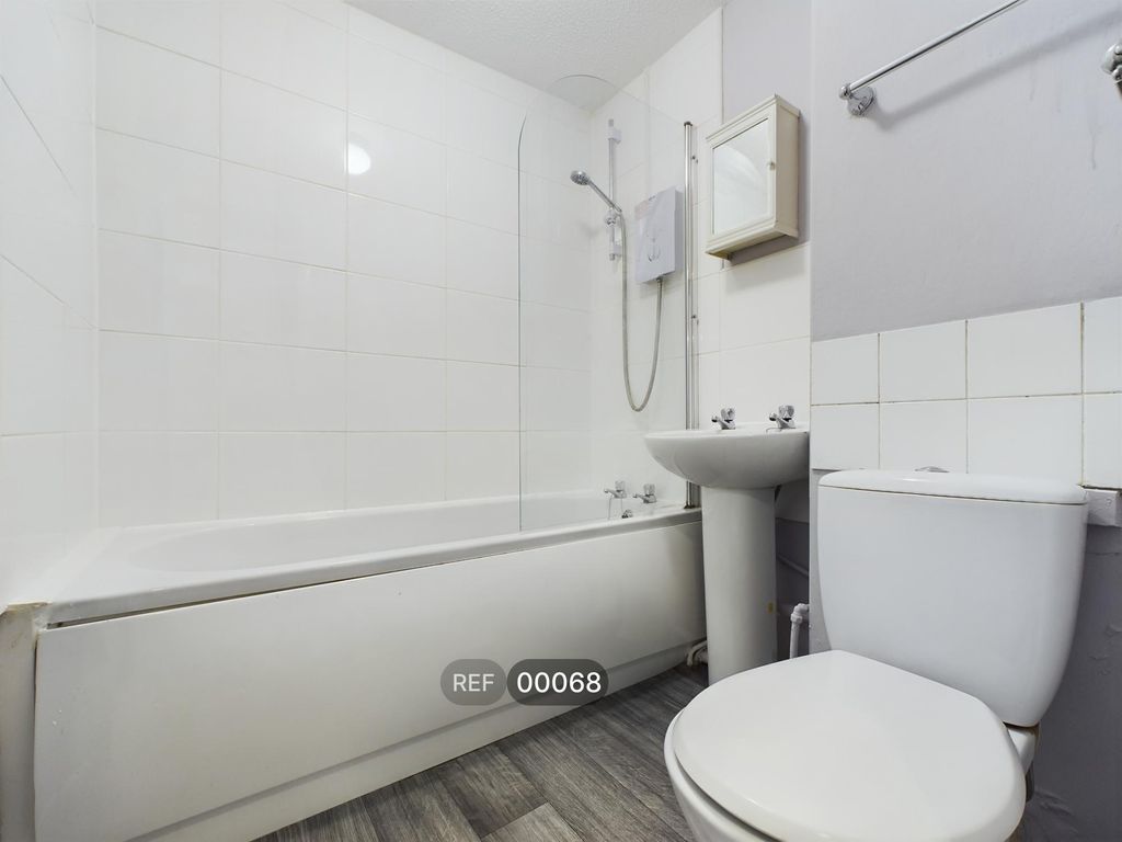 Property photo 3 of 9 Bathroom