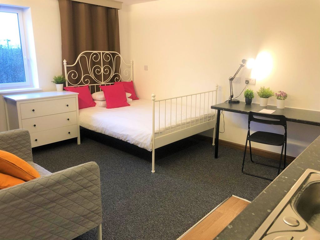 Property photo 2 of 8 Bright And Tidy Double Bedroom Featuring A Stylish...