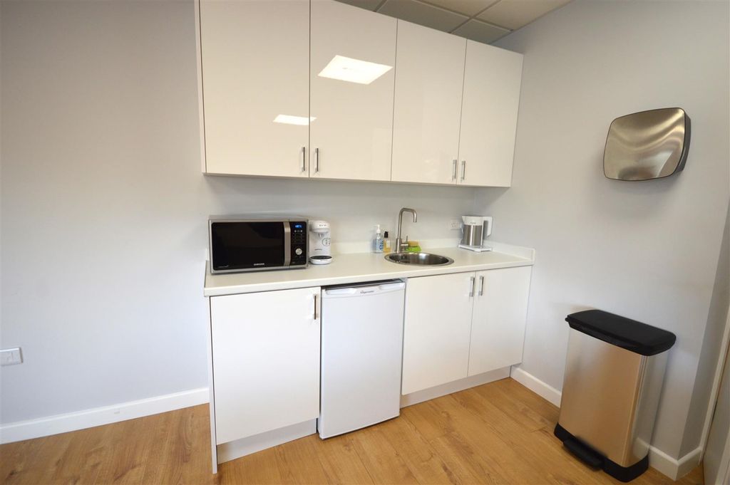 Property photo 3 of 8 Kitchenette