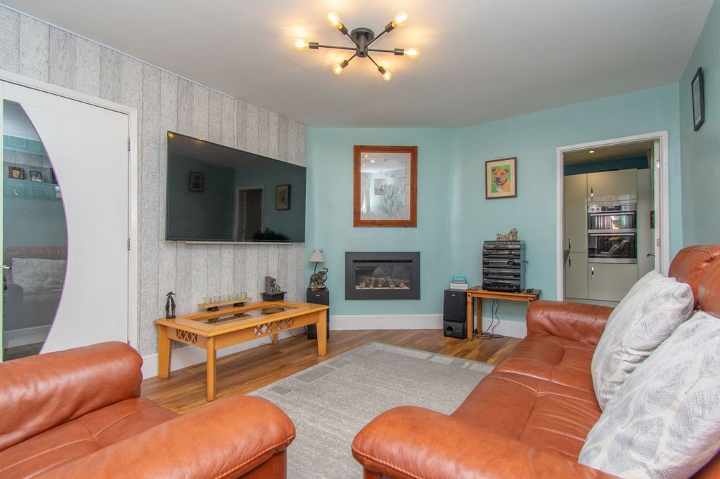 Property photo 3 of 25
