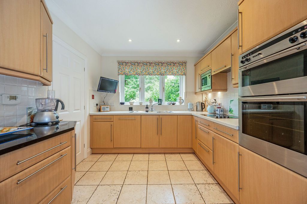 Property photo 2 of 27