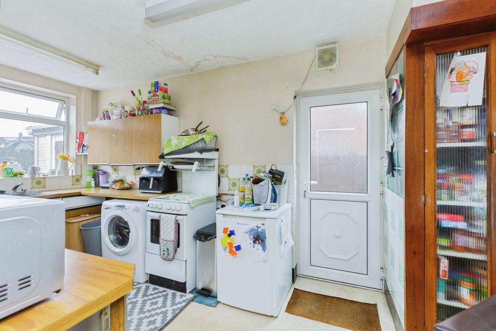 Property photo 3 of 17 Kitchen