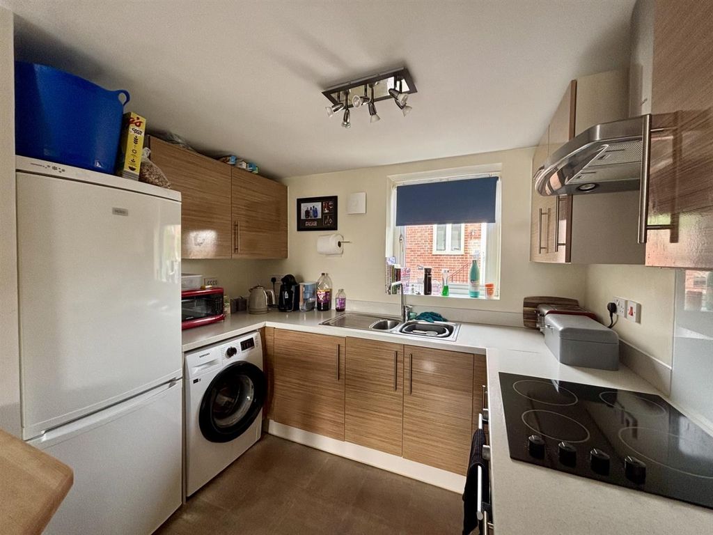 Property photo 3 of 10 Kitchen.Jpg