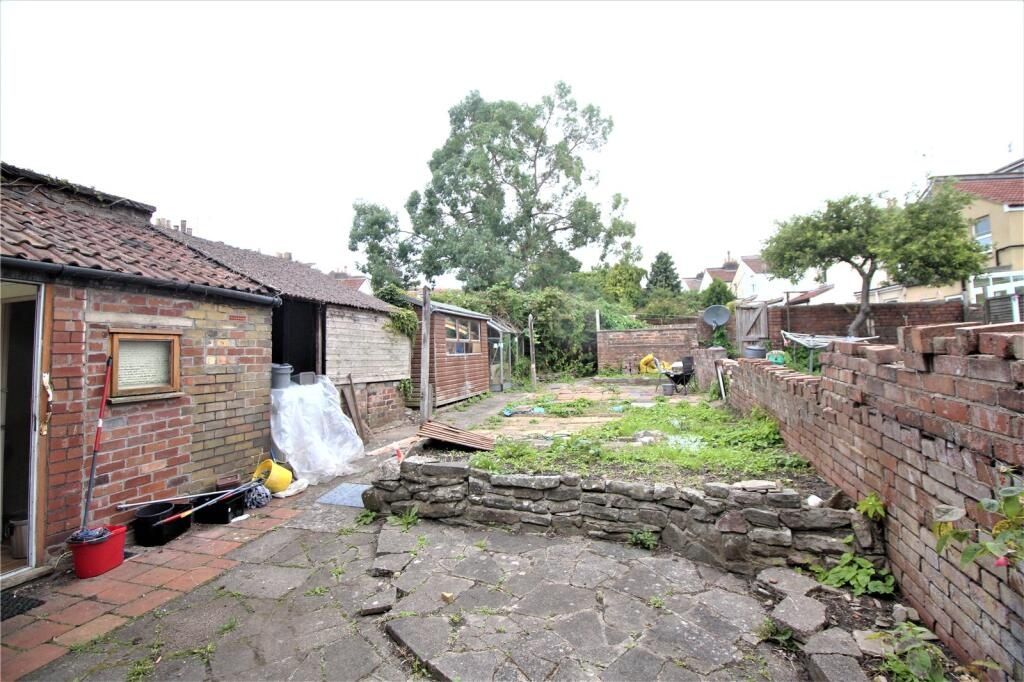 Property photo 3 of 16 A Spacious Outdoor Garden Area With Stone Paving, ...
