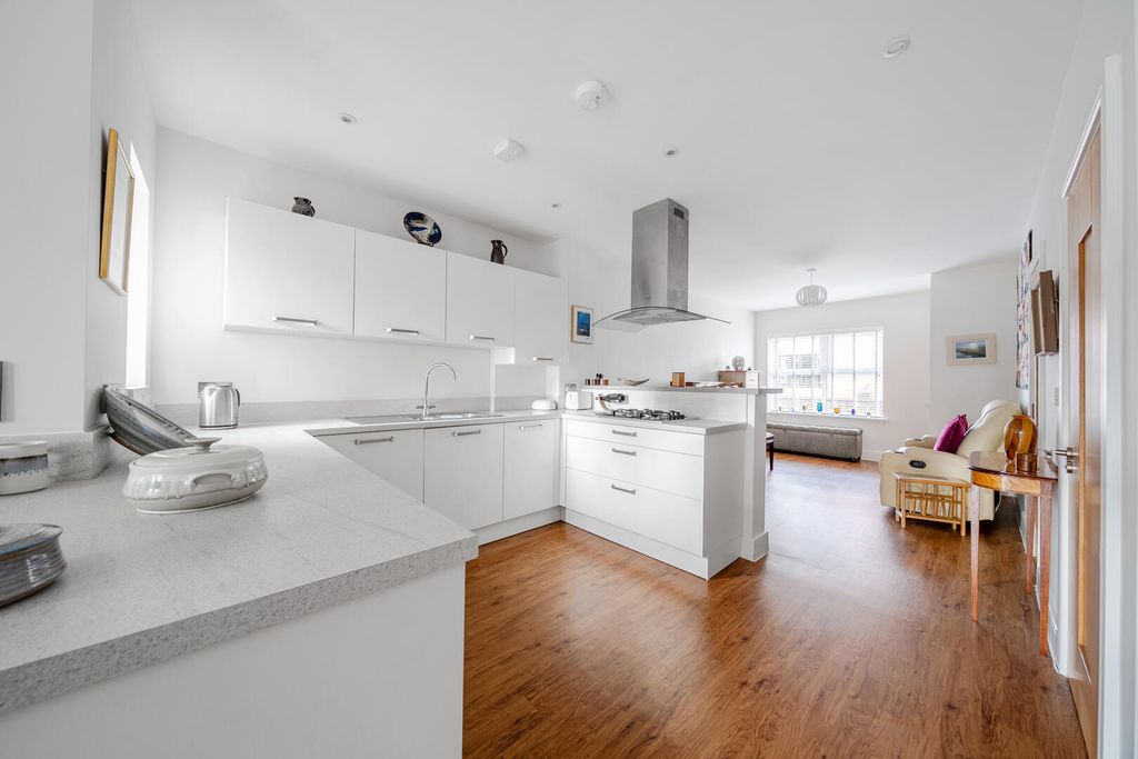 Property photo 2 of 21 Kitchen