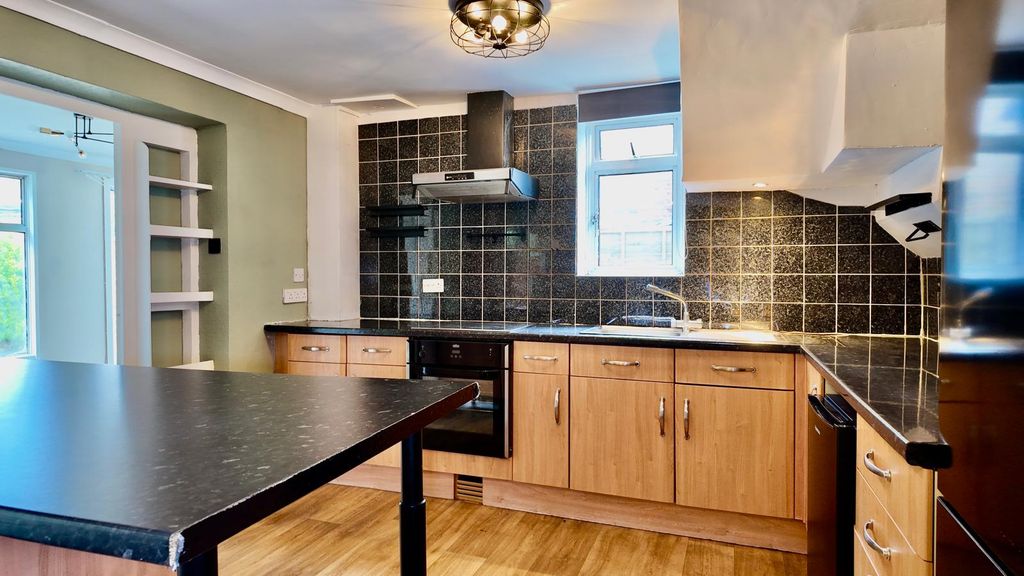 Property photo 2 of 12 Kitchen_11_Belloc_Close.Jpeg