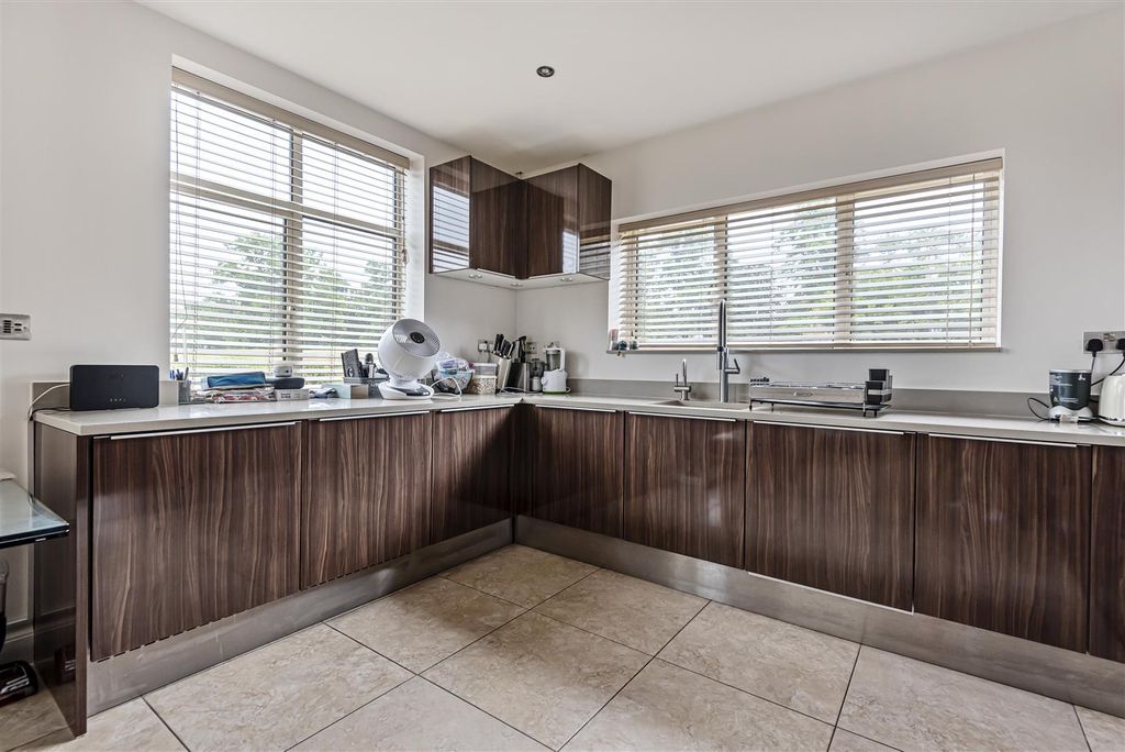 Property photo 3 of 13 Kitchen: