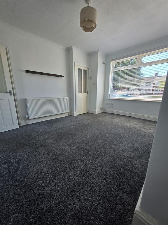 Property photo 3 of 11 Livingroom