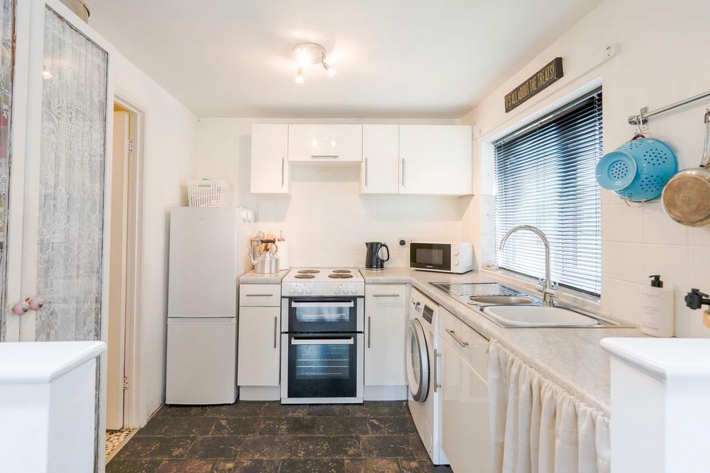 Property photo 3 of 6 Kitchen