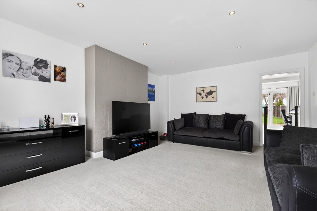 Property photo 3 of 14 Living Room (2)