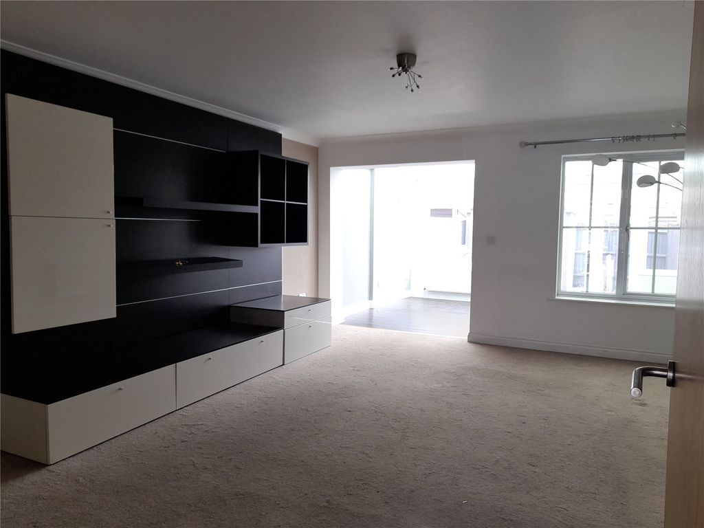 Property photo 2 of 8 Lounge