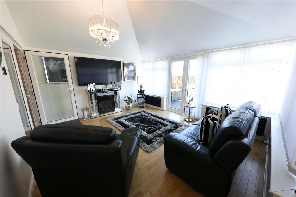 Property photo 3 of 16 Informal Sitting/ Garden Room
