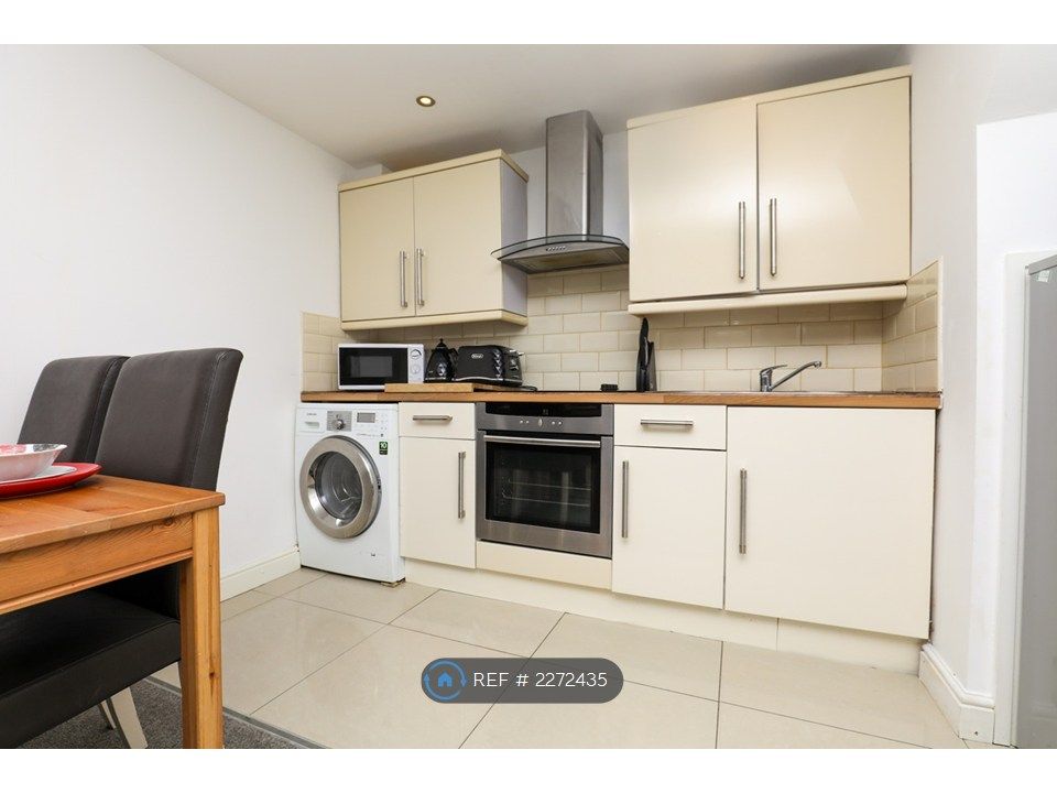 Property photo 3 of 9 Kitchen