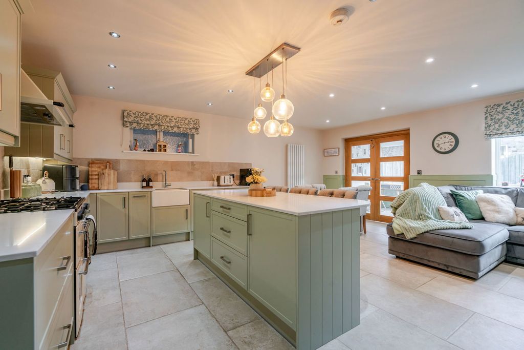 Property photo 2 of 37