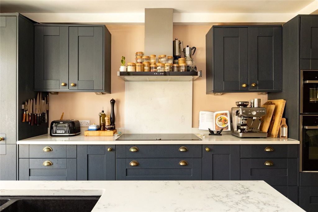 Property photo 1 of 36 Picture No. 02