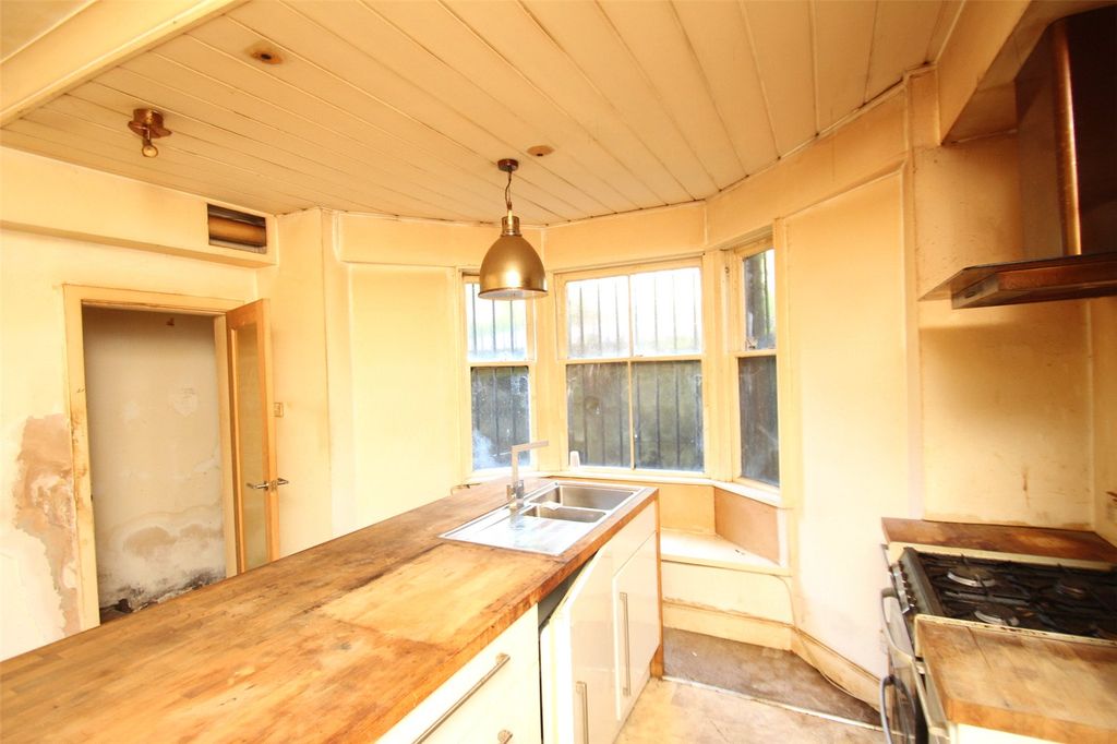 Property photo 2 of 7 Kitchen
