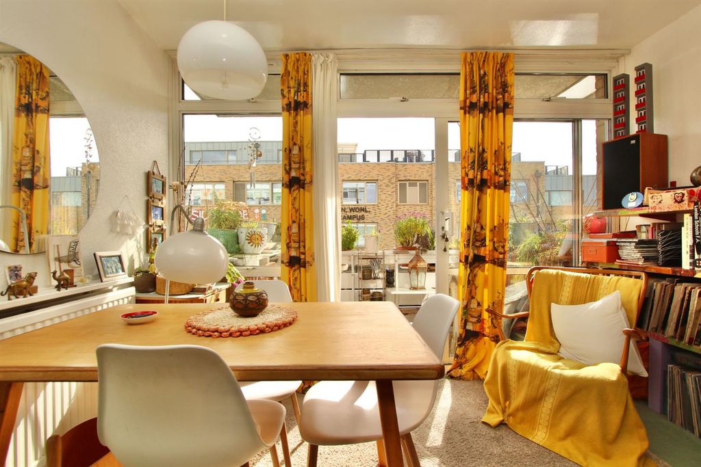 Property photo 1 of 18 Arbor Court, N16